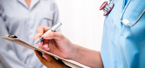 lékař předepisuje léčbu bolesti dolní části zad