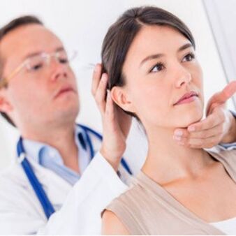 Neurolog vyšetřuje pacienta, kterého bolí krk