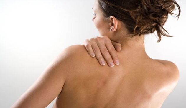 Žena se obává bolesti pod levou lopatkou v zádech zezadu
